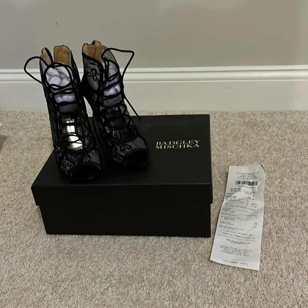 Badgley Mischka Sherry Black lace 5&1/2